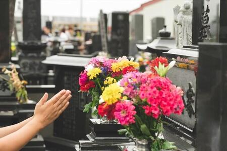 祖父母の好きな色の花をお墓に供えたら→知らない人が「仏様に失礼よ」　住職の見解は？