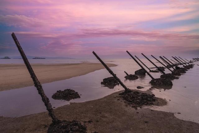 金門島の海岸に残る、敵の上陸用舟艇を防ぐ防護柵「軌条砦」（Richie Chan/stock.adobe.com）