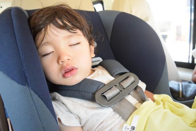 「寝ているから」「ちょっとだけだから」子どもを車内に残すのは危険です！※画像はイメージです（PhotoAC）