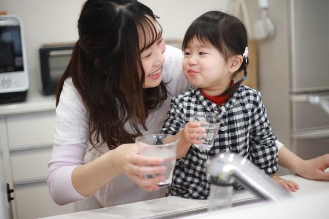 昭和の子育て世帯に比べ、水道水を「煮沸」して飲む子どものが約3倍に増加　※画像はイメージです（yamasan/stock.adobe.com）