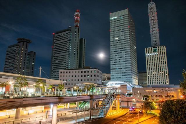 さいたま新都心駅の夜景（photoAC）