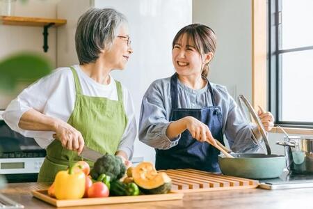 「干渉し過ぎ」「横行な態度で嫌い」…義両親とうまく付き合う工夫は？2位「プレゼントを贈る」、1位は…