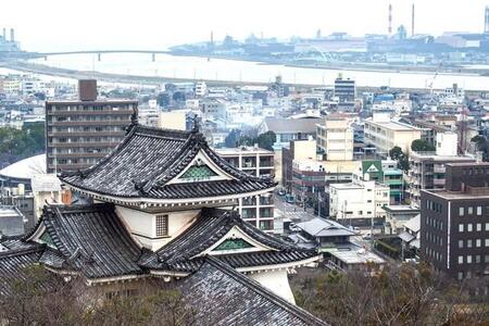 和歌山城と和歌山市街地（photoAC）