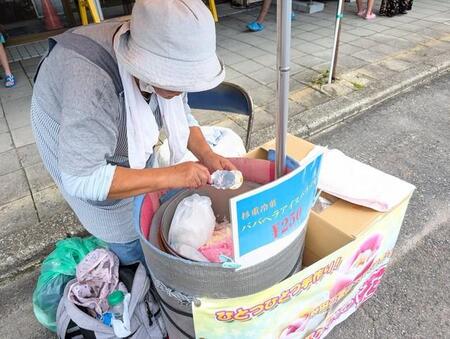 「まだ新人です」と言われて驚愕　背中の曲がった年配女性が販売…秋田名物ババヘラアイス　「私も60歳くらいになったら…」