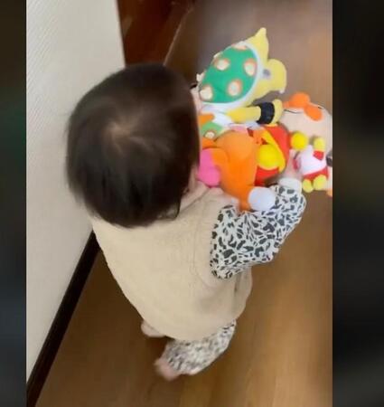 ぬいぐるみを全部持って行きたい！1歳女の子の動画が話題に　ママと「交渉」した結果は？