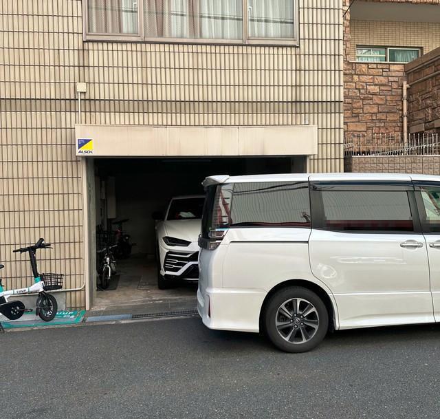 駐車場の真ん前に停められた車…迷惑千万です！ ※岡田のぶゆきさん提供（一部加工）