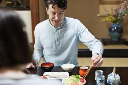 訪日外国人の約9割「日本食に満足」　その一方で…「日本食以外の料理を食べたくなった」人は4割弱