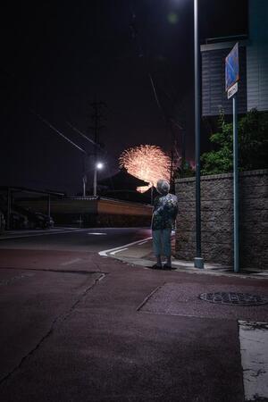 「一緒に見ていたのかな？」夜空に打ち上がる花火…ひとりで見つめるおばあちゃんの姿が話題に　おばあちゃんの手には？