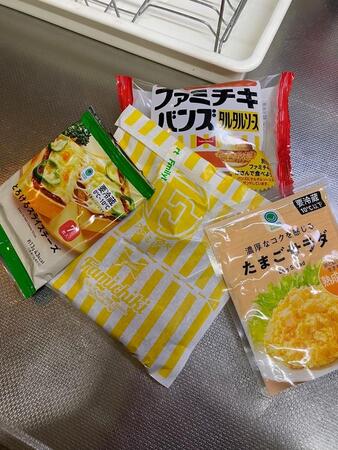 「40%増量ファミチキで大人の夢を！」通常とは全く別物になったバーガーに「これやばい」