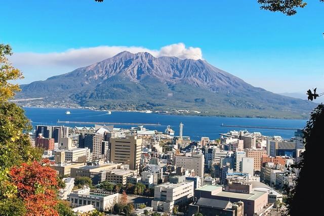 桜島と鹿児島市内（photoAC）