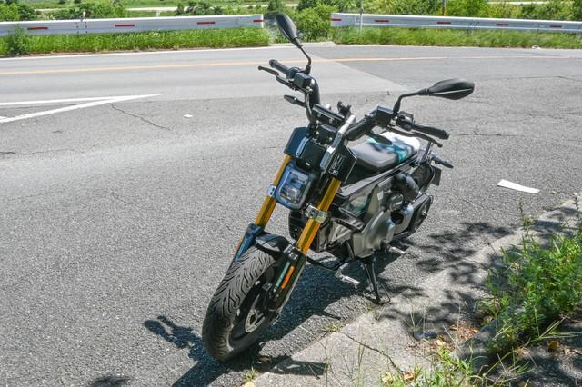 車体のスリムさがよくわかる。タイヤは標準でミシュランのシティグリップ2