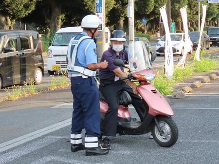 埼玉県警察上尾警察署管内の国道17号において実施された、二輪車すり抜け対策の様子（画像提供：埼玉県警察本部交通部交通総務課）