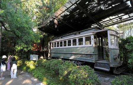 平安神宮の南神苑に展示されている京電の車両（京都市左京区）