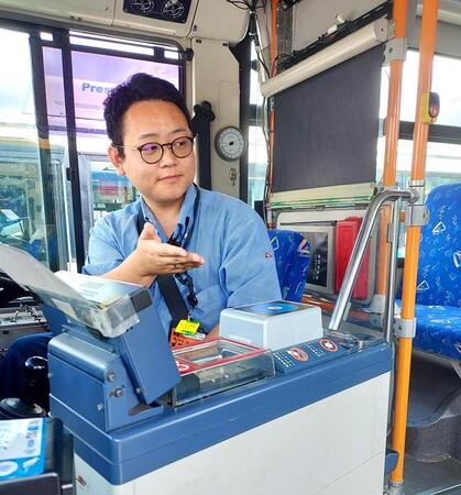 バス運転士として働き始めた寺井大樹さん。幼少期から人工内耳を埋め込んでいる＝静岡県御殿場市（写真はいずれも提供）