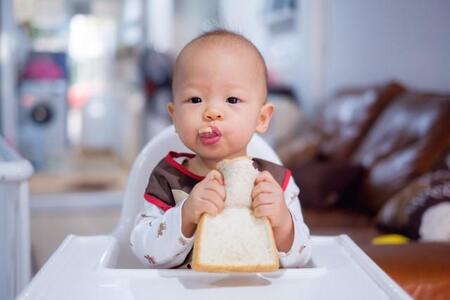 1歳息子が手渡してくるパン　彼の真意に「な、なるほどー！！」「覚えておきましょう」「子育てとは」