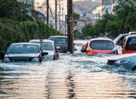 浸水した車は「たとえ水が引いても絶対にエンジンをかけないでください」※画像はイメージです（naka/stock.adobe.com）