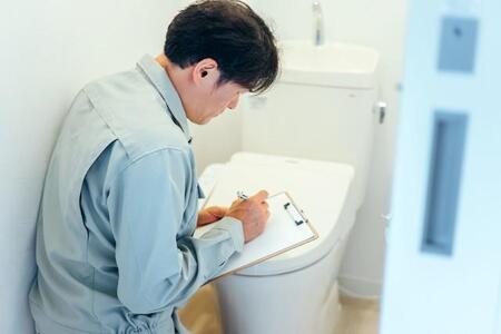 賃貸住宅、トイレ水漏れで妻がパニック→管理会社に連絡とれない　「借主判断で修理業者を呼んでもいい？」【専門家が解説】