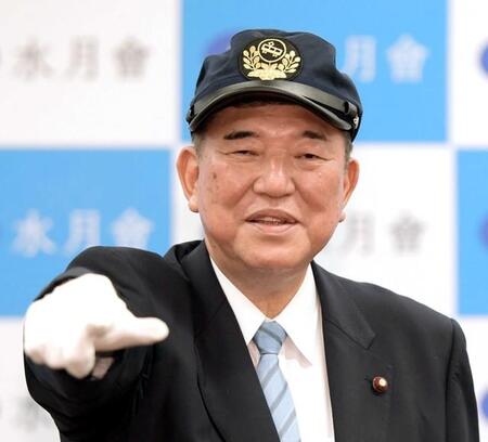 鉄道好きとあって鉄道員の帽子をかぶり総裁選へ意欲をみせる石破茂元幹事長（2020年9月、衆議院第二議員会館）