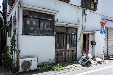 10年立ち寄らなかった実家がごみ屋敷に…どうしても相続しなきゃダメ？　※画像はイメージです（hirota/stock.adobe.com）