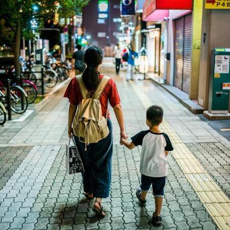 泣いていた子ども　寄り添って大丈夫？と声をかけてあげるだけでも…　※画像はイメージです（LIANG/stock.adobe.com）