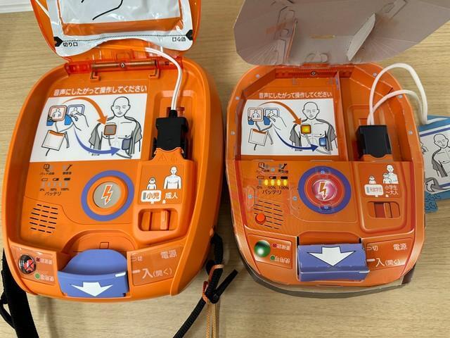 左が本物のAED。右が小学館「幼稚園」の付録AEDです（提供：池田啓浩先生）