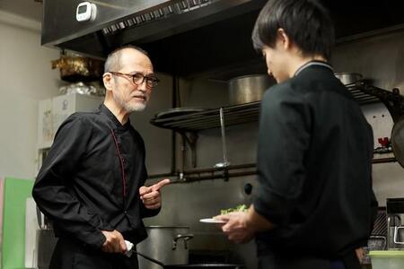 「店長、あいつを辞めさせて」接客が名物の居酒屋なのに…仏頂面であいさつもできない正社員に困っています【社労士が解説】