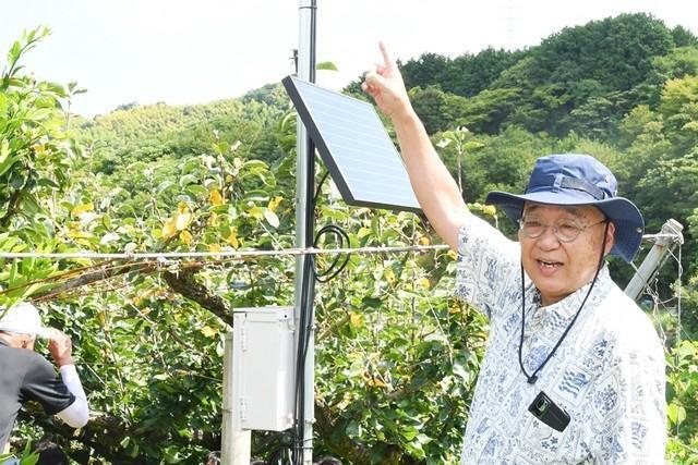 高周波音を出す装置を説明する辻維周特担教授＝島根県安来市