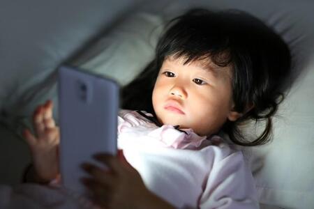 小中学生の2割が眠る直前までスマホを使用　過半数が睡眠不足を実感