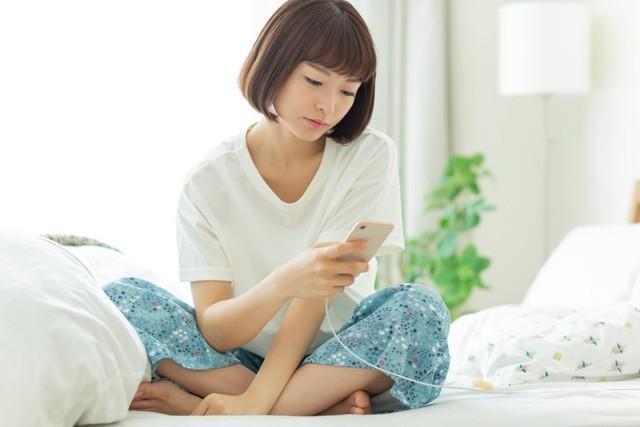 7割弱が「ながら充電をしたことがある」　※画像はイメージです（japolia/stock.adobe.com）