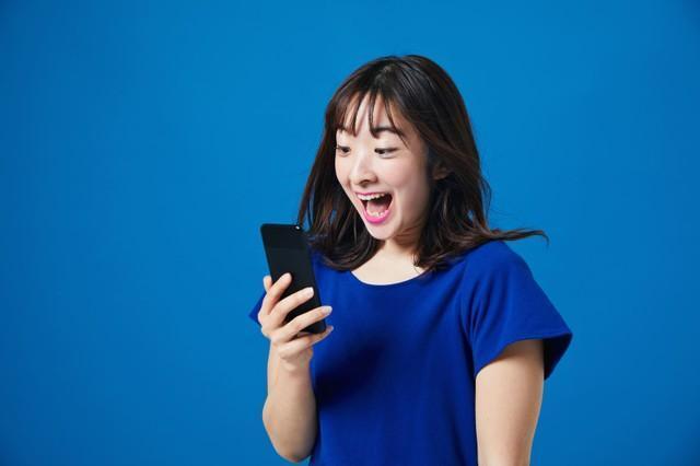 「ほんまに！？」スマホを見て驚く女性　※写真はイメージ（mirahands/stock.adobe.com）