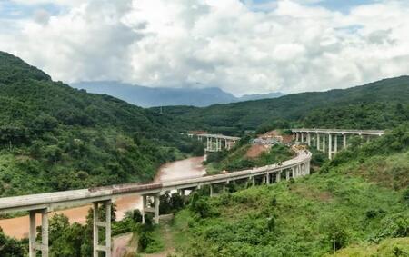 ラオスと中国・雲南省をつなぐ高速道路…中国「一帯一路」政策にあわせて、建設がすすめられている（Stanley Dullea/stock.adobe.com）