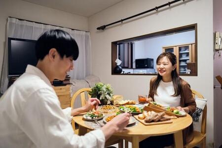 夫婦円満のカギは毎日一緒に食事をとること!?　「食事を一緒に食べない」夫婦の7割強が「円満ではない」