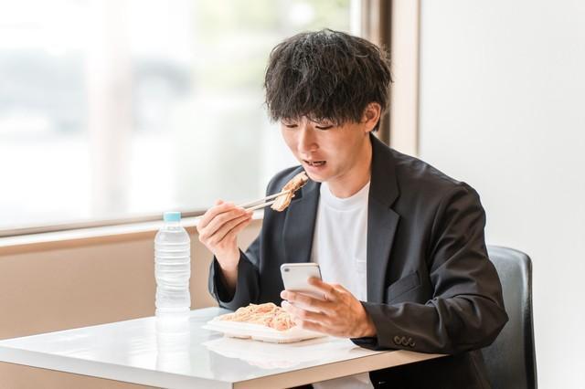 若者の約8割が「スマホを見ながら食事をしている」　※画像はイメージです（buritora/stock.adobe.com）