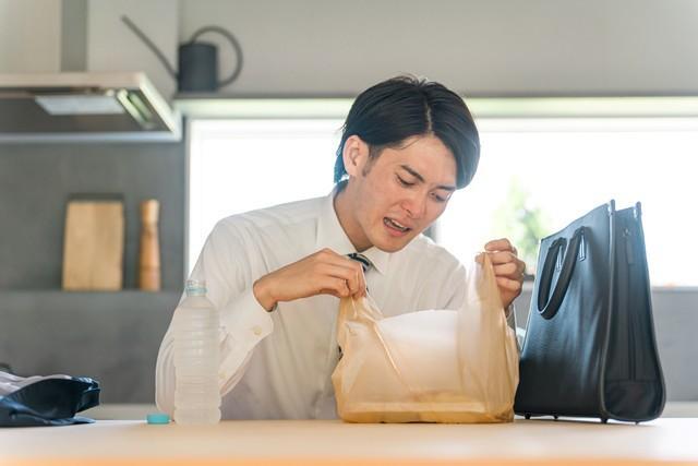 疲れ切ってコンビニで買い物したら買ってないものまで持ってきてしまった！　※画像はイメージです（buritora/stock.adobe.com）