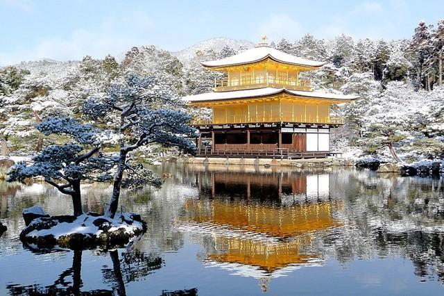 冬の金閣寺（photoAC）