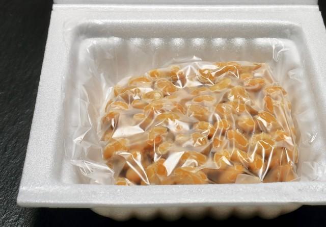 納豆を開けるときのストレス…ネバッとするフィルムは巻取り？スライド