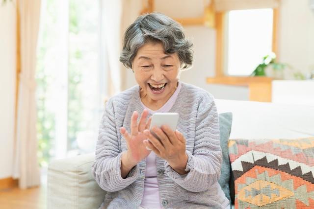シニア女性のスマホの利用率は9割以上　※画像はイメージです（One/stock.adobe.com）