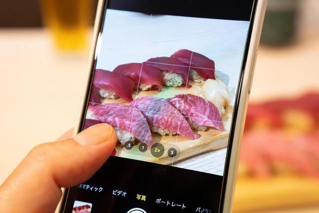 スマホで料理の写真を撮ったら注意を受けてしまった…　※画像はイメージです（naka/stock.adobe.com）