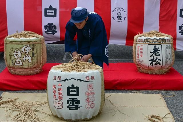 ほぼ巻き終わり、このあと縄をかけていきます。ちなみにそもそも樽に菰を巻くのは輸送の際に樽を保護するためです。