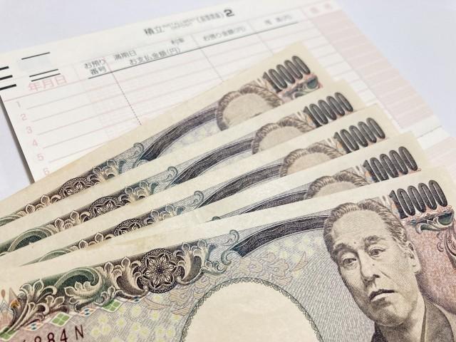 生活保護を受けても50～60万程の貯金もできるという（photoACより「苺まるo」さん撮影、イメージ画像）