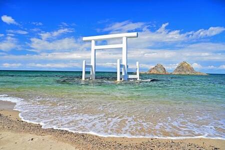 青空に映える桜井二見ヶ浦の風景　福岡県糸島市（hayakato/stock.adobe.com）