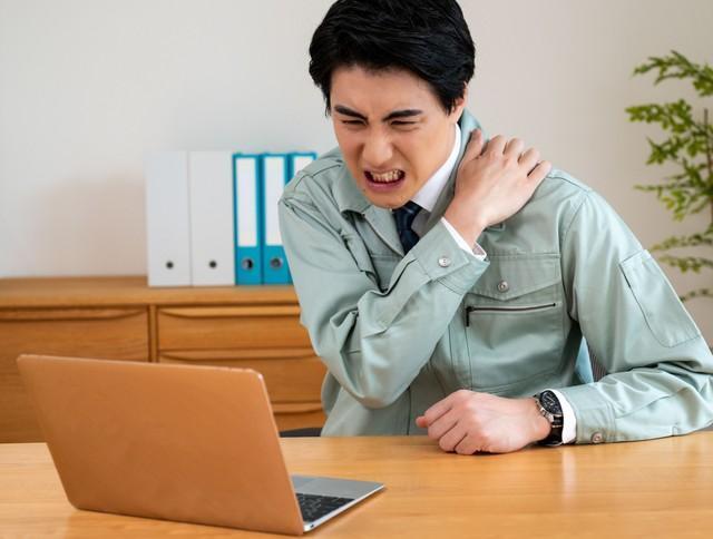 長時間座りっぱなしは、「肩こり」や「頭痛」が気になる※画像はイメージです（達也 山崎/stock.adobe.com）