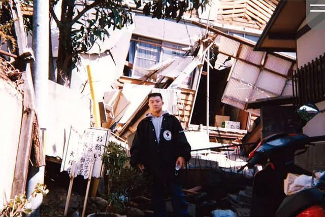 阪神・淡路大震災で甚大な被害を受けた神戸市灘区桜ケ丘町。神戸大学アメリカンフットボール部の部員たちが救助に奔走しました（提供写真）