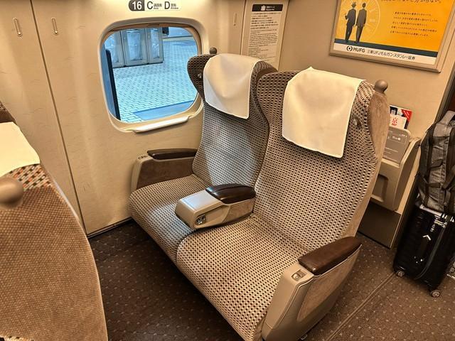 新幹線の足置きは正しい使い方がある！？ 鉄オタ知識に驚き「表裏が