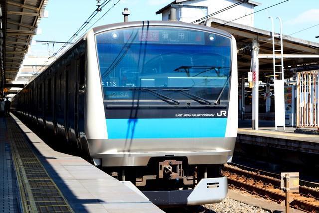 快速区間が限られる京浜東北線の快速(vacant/stock.adobe.com)