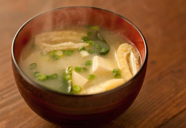 和食には欠かせない「味噌汁」※画像はイメージです（cosa2/stock.adobe.com）
