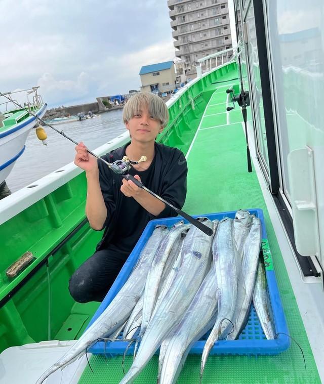 これまで数々のタチウオを釣り、さばいてきた松本さん（松本さん提供）