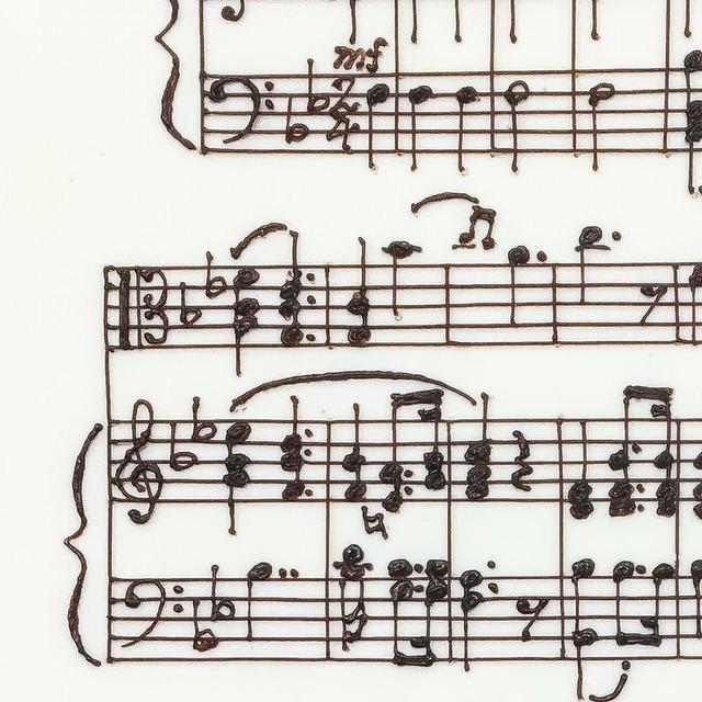 この楽譜、チョコペンで描かれています（画像提供: 長谷川健太@𝐒𝐔𝐂𝐑𝐄𝐓𝐈𝐄𝐑さん※画像を一部トリミング）