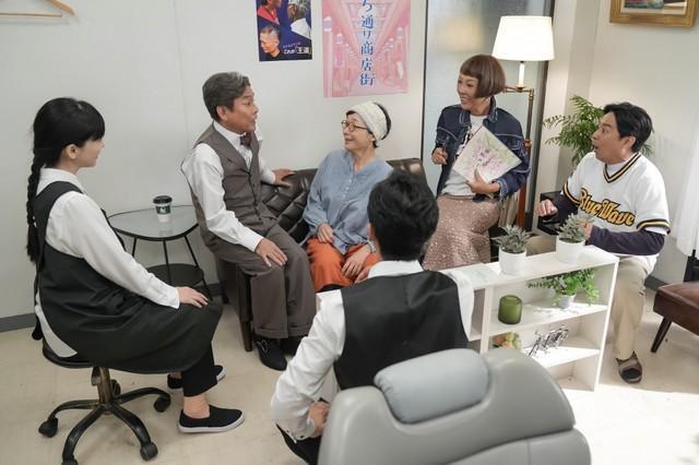 さくら通り商店街を盛り上げるにはどうしたらいいのか、アイデアを出し合う面々　(C)NHK