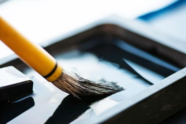 一般的な硯は漆黒ですが…写真はイメージです（Paylessimages/stock.adobe.com）